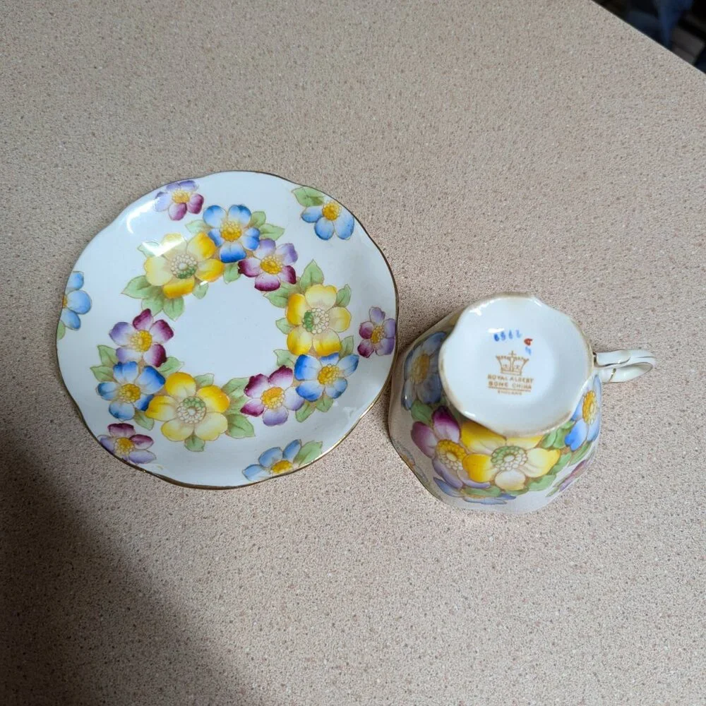 Royal Albert Floral Teacup & Saucer Set - Picture 3 of 11
